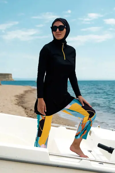 صورة ملابس سباحة للمحجبات باللون الأسود والأصفر- بسحاب مكونة من 4 قطع

