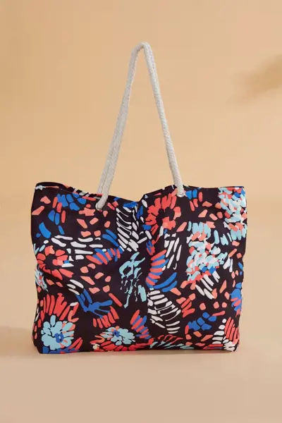 صورة حقيبة للشاطئ ملونة منقوشة بأزهار
